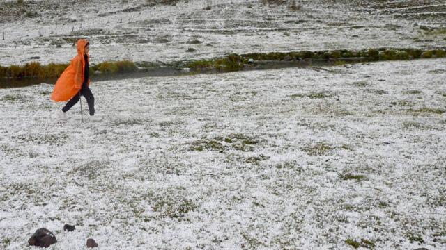 Karsa yağan dolu çevreyi beyaza bürüdü