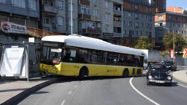 Kağıthanede İETT otobüsü durağa çarptı