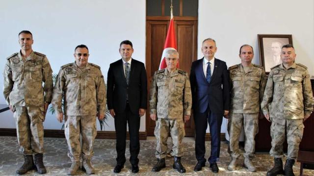 Jandarma Genel Komutanı Orgeneral Çetin, İskenderun Kaymakamlığını ziyaret etti HATAY (AA) - Jandarma Genel Komutanı Orgeneral Arif Çetin ve beraberindeki heyet, incelemelerde bulunmak üzere geldiği Hatayda İskenderun Kaymakamlığını ziyaret etti. K