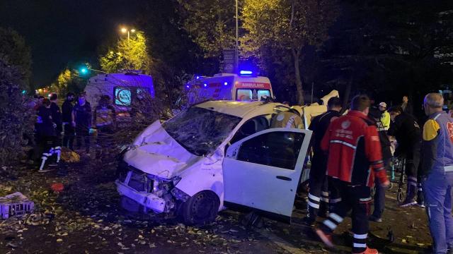 İstanbulda takla atan araçtaki 4 kişi yaralandı