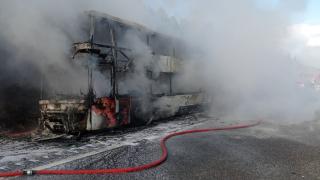2 katlı yolcu otobüsü alevlere teslim oldu