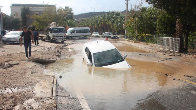 Bodrumda içme suyu hattı patladı, otomobil çukura düştü