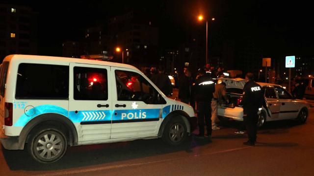 Polisin dur ihtarına uymayan otomobildekiler yakalandı