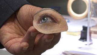 Gerçeğinden ayırt edilemeyen protez gözler yapıyor
