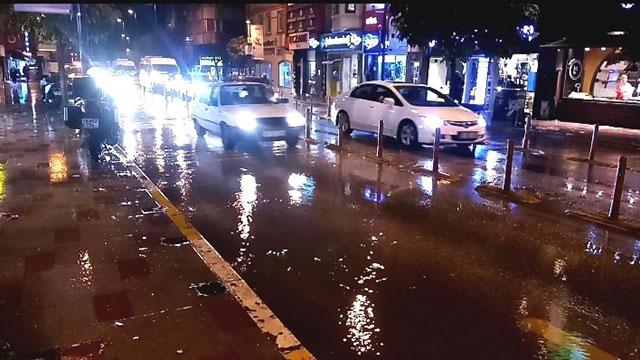 Bandırma ve Fethiyede sağanak: Yollar göle döndü