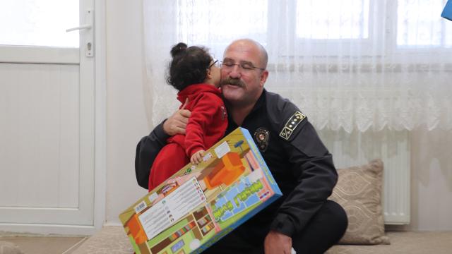 Siirt Emniyet Müdürü, bedensel engelli çocuğa bebek arabası desteğinde bulundu