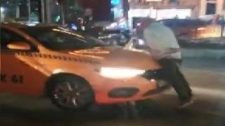 Beyoğlu'nda alınmadığı taksinin üstüne çıktı