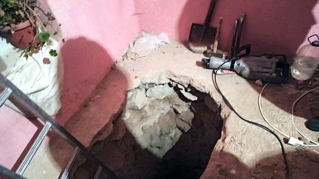 Tarihi eser bulacağım diye evinde 9 metrelik çukur açtı
