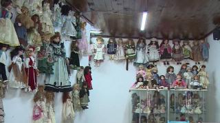 Binlerce taş bebeği kafede sergiliyor, hedefi müze açmak