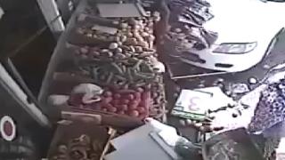 Araç çarptı yine de alışverişe devam etti