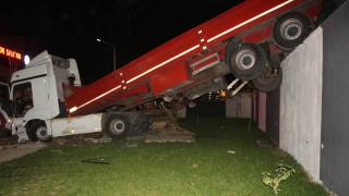 Tokat'ta tır kameriyenin üzerine düştü, 3 genç son anda kurtuldu