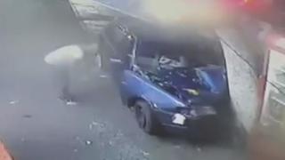 Direksiyon başında eşiyle tartışan sürücü ağaca çarptı