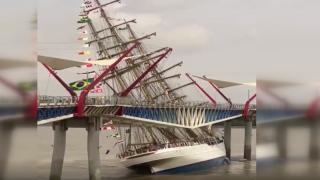 Ekvador'da eğitim gemisi yaya köprüsüne çarptı