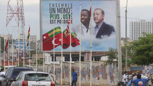 Erdoğanın ziyareti öncesi Lome caddeleri Türk bayraklarıyla donatıldı
