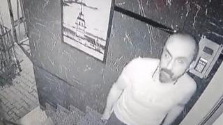 Binaya giremeyen hırsız güvenlik kamerasını çaldı: O anlar kamerada