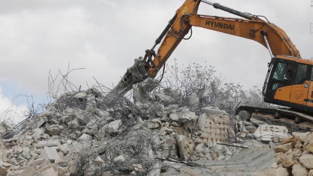 İsrail, Filistinli bir ailenin evini yıktı