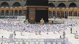 Kabe'de sosyal mesafesiz ilk namaz