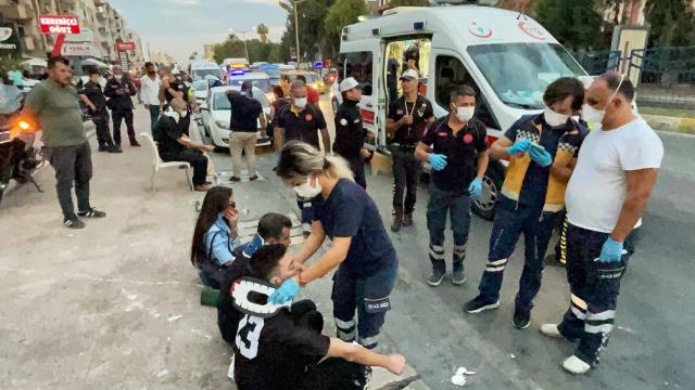 Mersinde özel halk otobüsü ile minibüs çarpıştı: 20 yaralı