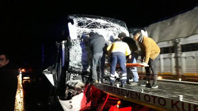 Yolcu otobüsü tıra arkadan çarptı: 12 yaralı