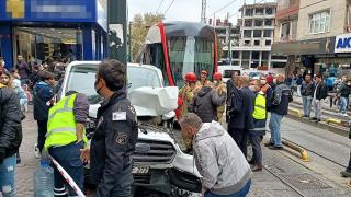 İstanbul'da tramvay ile araç çarpıştı: Kaza anı kamerada