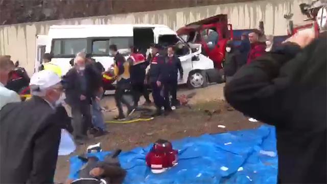 Tokatta yolcu minibüsü ile kamyon çarpıştı: 2 ölü, 13 yaralı