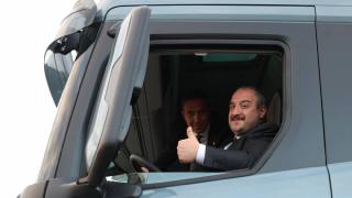 Bakan Varank yerli şanzımanlı kamyonun başına geçti