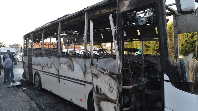 İçinde işçilerin bulunduğu otobüste yangın: Araç küle döndü