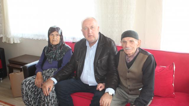 Söğütlü Belediye Başkanı Özten, yaşlıları evlerinde ziyaret ediyor