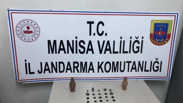 Akhisarda otomobilde tarihi eserler ele geçirildi