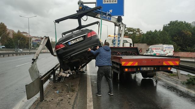 Kocaelide otomobiliyle bariyere çarpan alkollü sürücüye para cezası