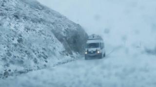 Van'da kar etkisini artırıyor: Araçlar yolda mahsur kaldı