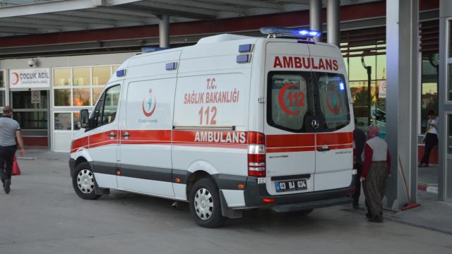Zonguldakta geri manevra yapan babasının minibüsle çarptığı 4 yaşındaki çocuk öldü