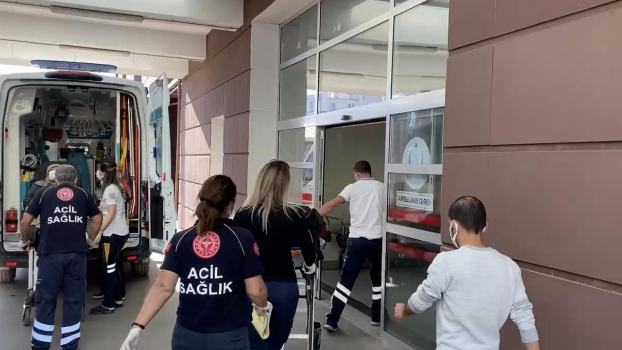 Adıyaman'da kapısı açılan otomobilden düşen anne ve bebeği yaralandı