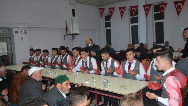 İscehisarda askere gidecek gençlere kına yakıldı
