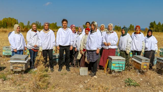 Vanın arıcı kadınları `Çiftçi Okulu`nda yetişiyor