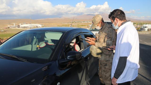 Vanda sağlık ekipleri jandarma kontrol noktasında aşı çalışması yaptı