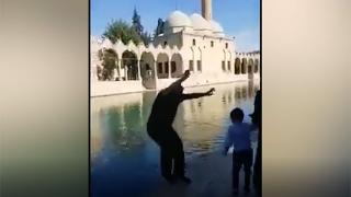 Canlı yayın yaparken Balıklıgöl'e düştü: O anlar kamerada