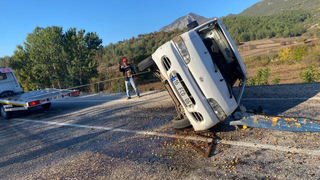 Gölpazarında kamyonetle otomobilin çarpışması sonucu 2 kişi yaralandı