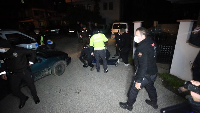 Polisin "dur" ihtarına uymayan 4 şüpheli kovalamaca sonucu yakalandı