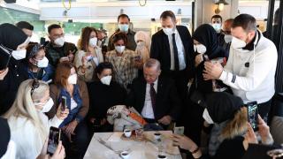 Cumhurbaşkanı Erdoğan, kafede vatandaşlarla sohbet etti