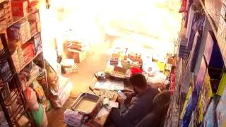 Esed rejiminin İdlib'deki pazar yerine saldırı anı