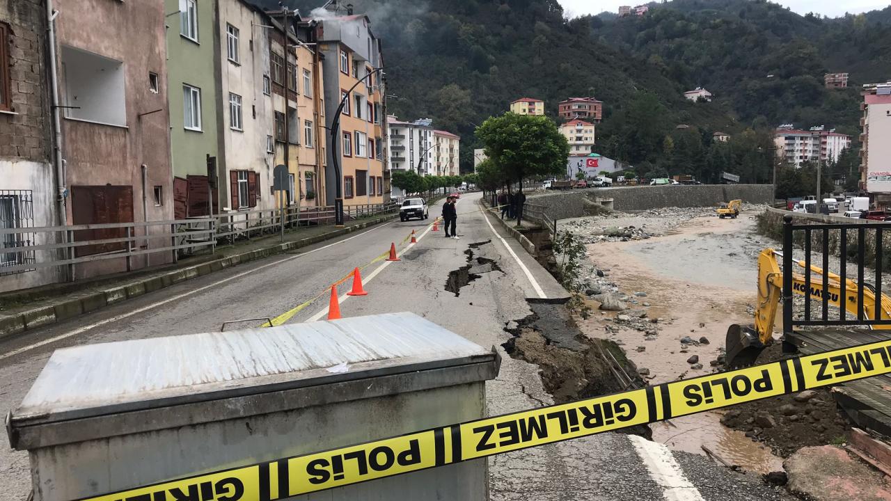 Yağlıdere'de kara yolunda çökme meydana geldi