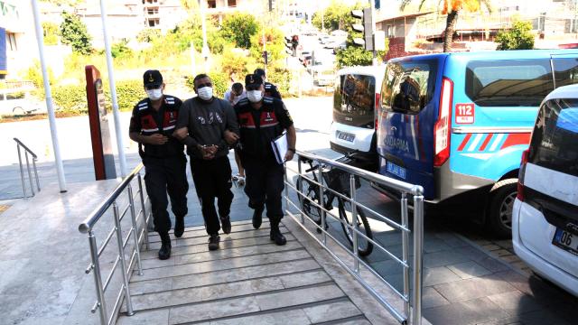 Antalyada göçmen kaçakçılığı yaptıkları iddia edilen 3 şüpheli yakalandı