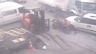 Freni boşalan kamyonu durdurmaya çalışınca ayakları ezildi