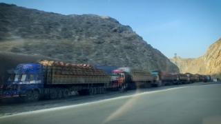 Afganistan - Pakistan sınırındaki araç kuyruğu 5 kilometreyi aştı