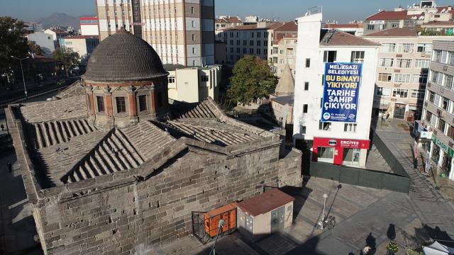 Kayseride tarihi siluete aykırı bina yıkılacak