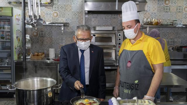 Büyükkılıç, Glütensiz Kafedeki ürünleri inceledi