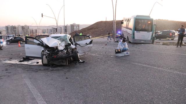 Şanlıurfada otobüs ile otomobil çarpıştı: 1 ölü, 10 yaralı
