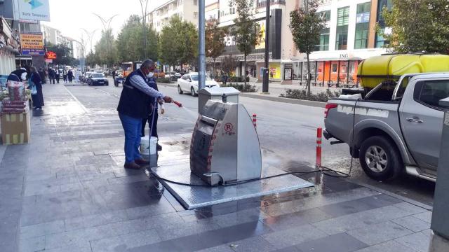 Kırşehirde yer altı çöp konteynerleri dezenfekte ediliyor