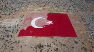 22 dönümlük araziye işlenen Türk bayrağı esnafın desteğiyle boyanıyor